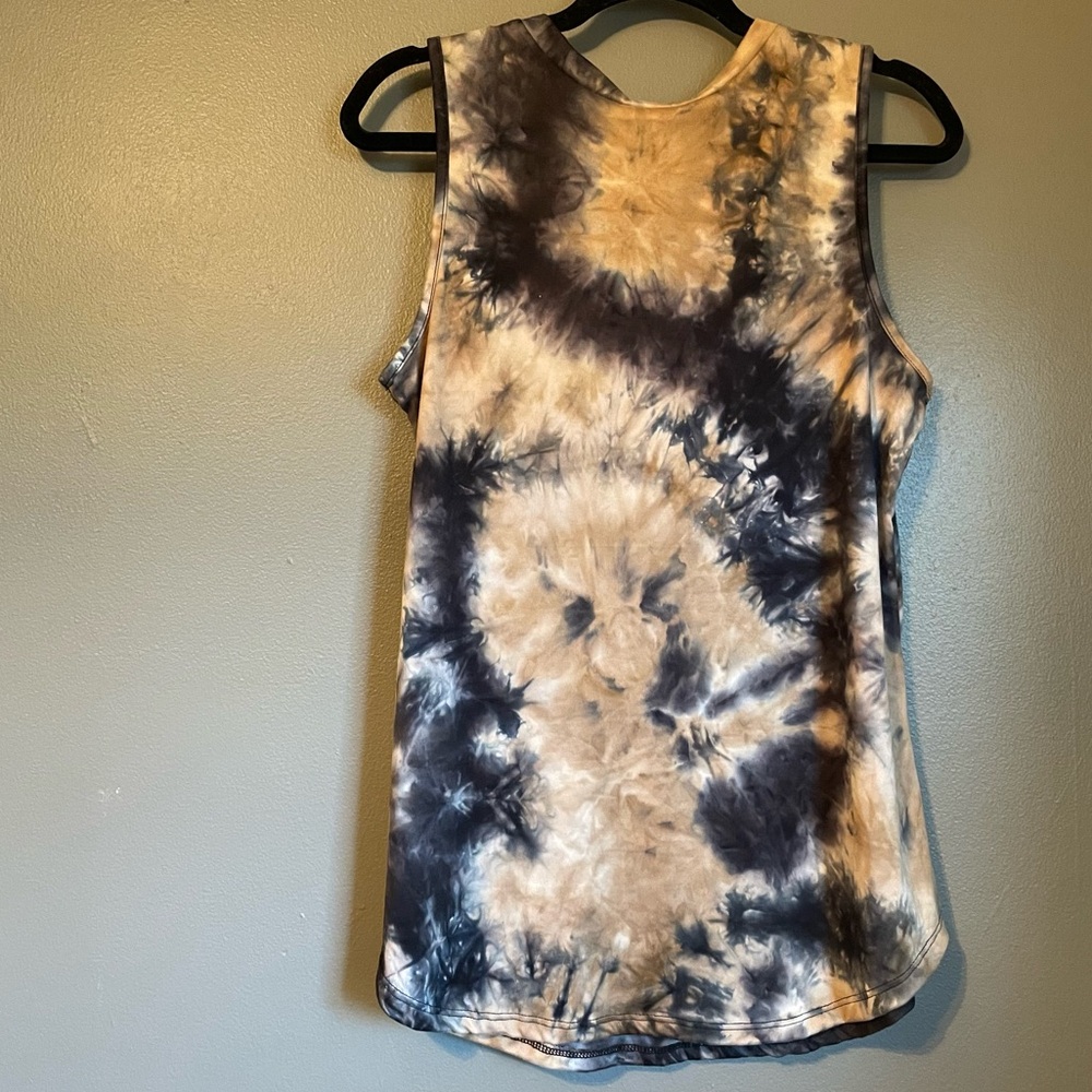 NWOT 24/7 Comfort Apparel Sz Large Womens Tan Blue Tie Dye Sleeveless V-neck Top - Picture 8 of 8